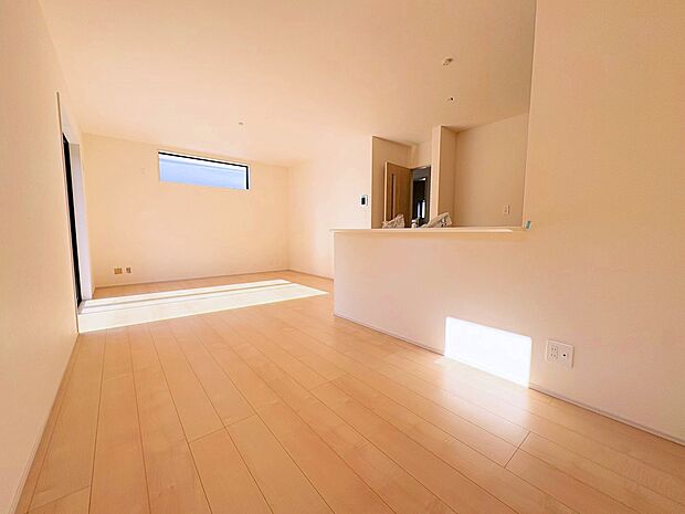 食卓を囲み、会話を愉しむ憩いのダイニング。