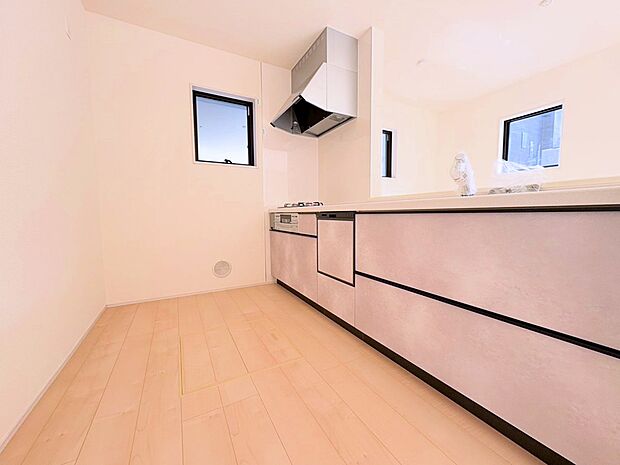 収納も多く大きな鍋やフライパン、調味料などスッキリ片付きます。