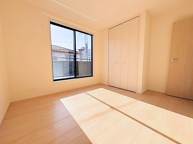 忙しい日常から解放されるような寝室。