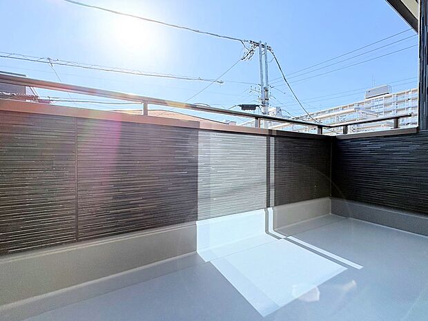 バルコニーを二面設けており、洗濯物が多い日も安心です。