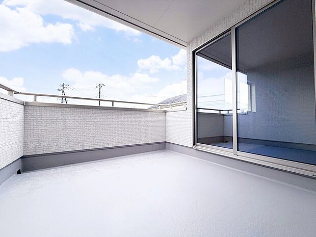 インナーバルコニーは時間や天候に左右されずに洗濯物を干せます。