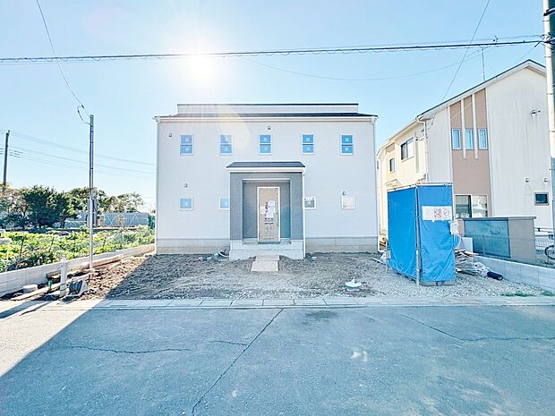 間口の広いカースペースに並列で3台駐車可能です。(令和7年11月 撮影)