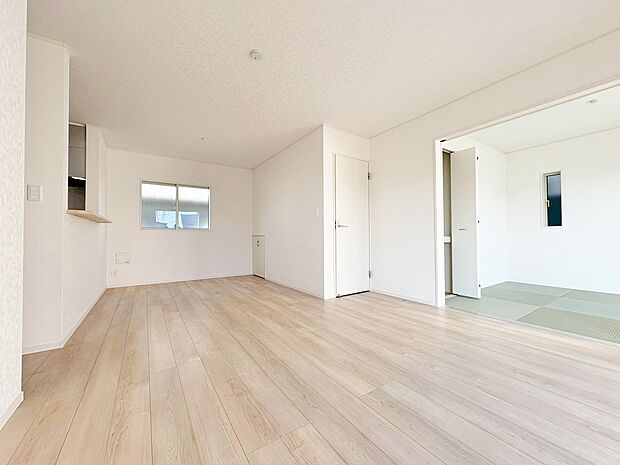 17．5帖のリビングと続き間の洋風和室を備えた開放的な空間が広がります。