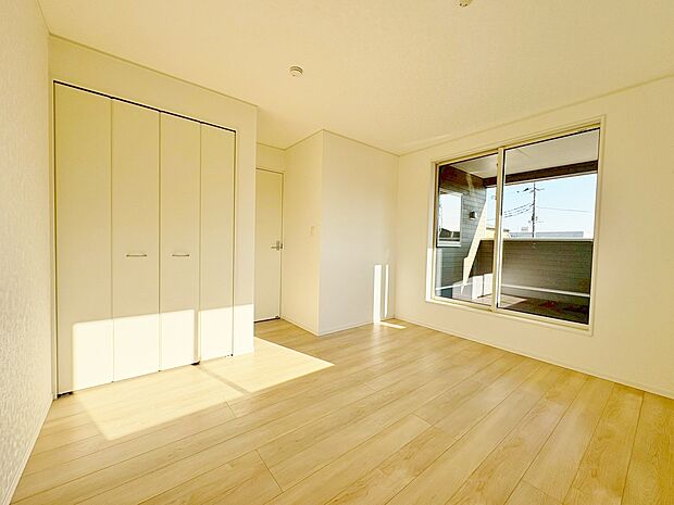 朝は自然光が差し込みスッキリと目覚めそうです。