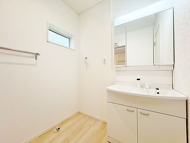 清潔感のある真っ白な洗面台は気持ち良く身支度できます。