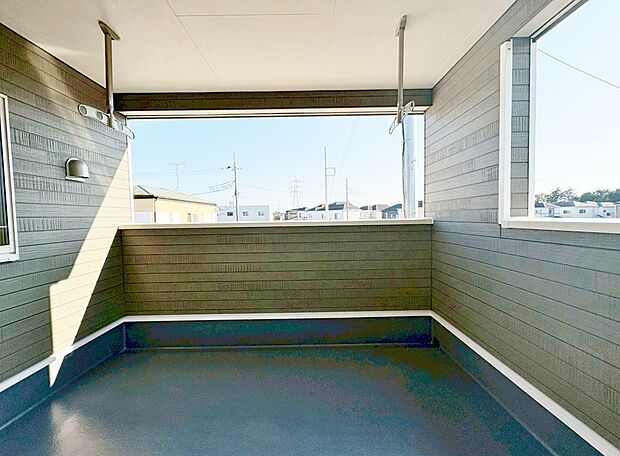 ちょっとした雨なら防げるインナーバルコニーは時間や天候に左右されずに洗濯物を干せます。