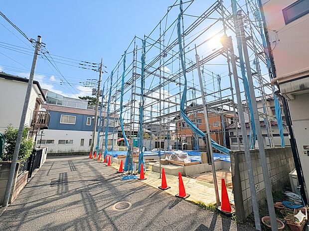 キッチンには食品や生活用品などを一カ所にまとめて集中収納できるパントリー付き。(令和7年9月 撮影)