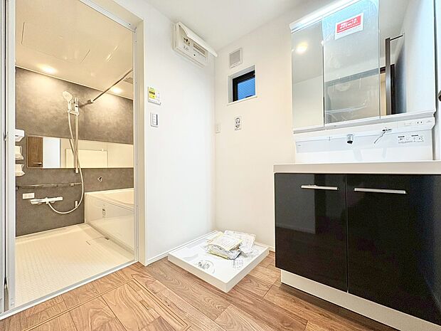 玄関のそばに洗面室があり、帰宅後すぐに手洗いできます。