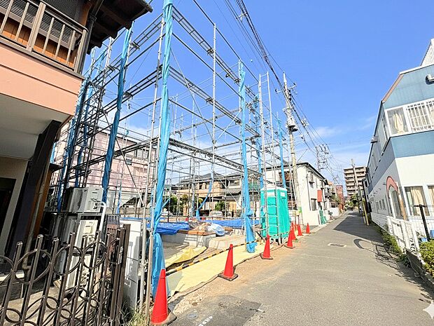 コミュニケーション動線に配慮したリビングイン階段を採用。(令和7年9月 撮影)