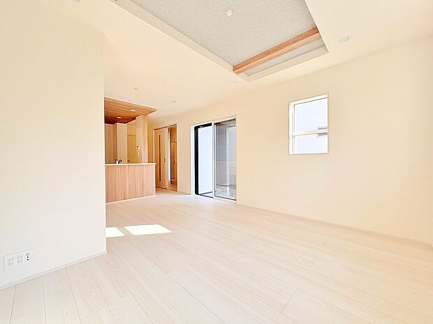 落ち着いた雰囲気のリビングは天井を折り上げ、空間のアクセントに。