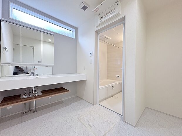 ゆとりある洗面スペースなら、朝の身支度と家事の時間が重なっても安心です。