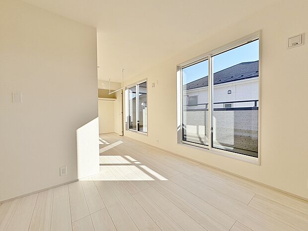 バルコニーからの明るい陽光がお部屋に差し込みます。