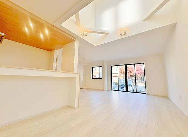 吹抜のある開放的なリビング空間は23帖の大空間です。