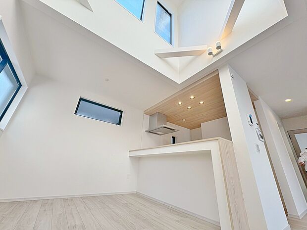 リビング上部を折上天井にすることで、雰囲気が格段に上がります。