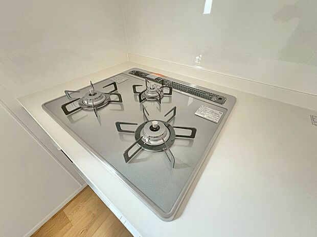 三口コンロはお料理のレパートリーが増えるグリル付きです。