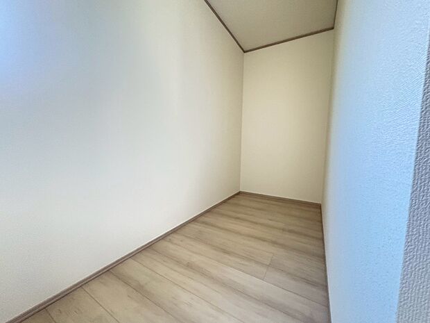 まとめ買いをしてもたっぷり収納できるパントリーを設置しました。