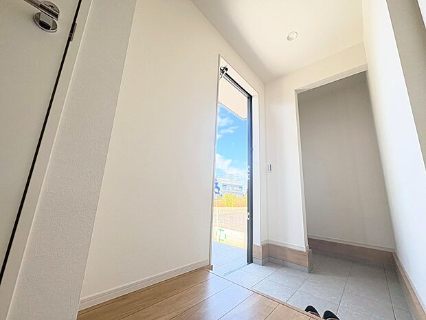 玄関には色々な物をしまえる土間収納を設けております。