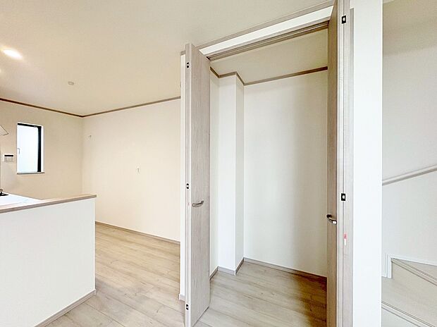 たっぷりと収納できるパントリーです。