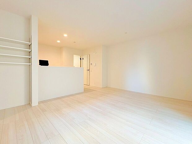 洗練された雰囲気のリビングは、長居したくなる居心地の良い空間です。