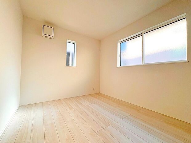 二面採光により陽光が差し込む温かみのあるお部屋。