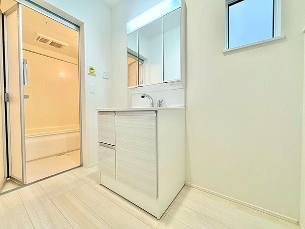 ホワイトを基調にまとめた脱衣所内は清潔感あふれる空間。