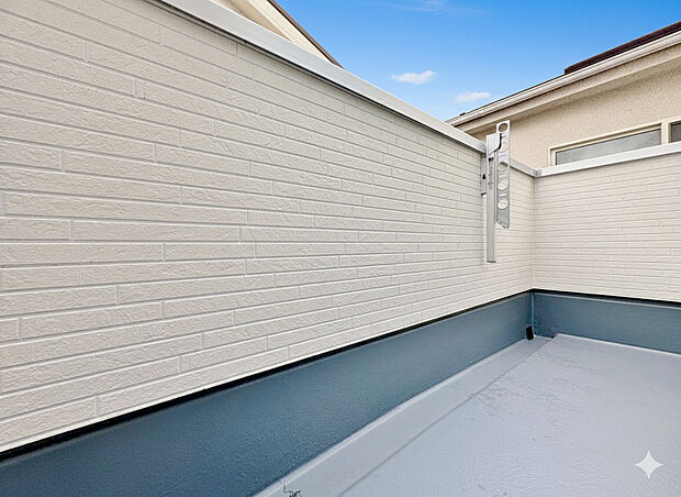 バルコニーに出た時、頬をなでる優しい風を感じます。