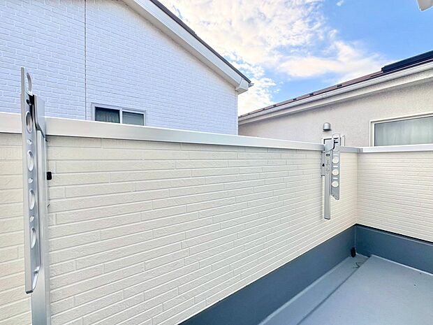 バルコニーから望む紺碧の空。