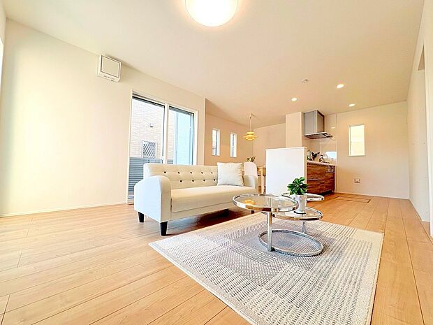 玄関ホールの先は帰宅した家族を笑顔で迎える18帖のLDKです。