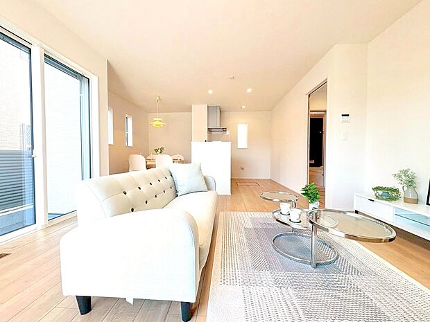 室内には豊かな陽光が注ぎ込み、爽やかな住空間を演出。