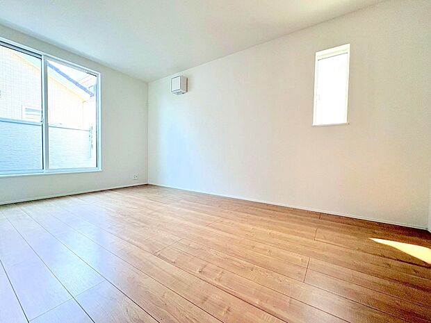 二面採光により陽光が差し込む温かみのあるお部屋。