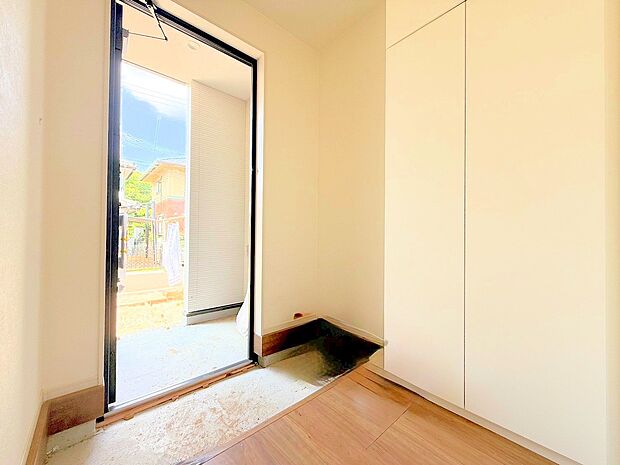 清潔感のあるシンプルな収納を備えた玄関。