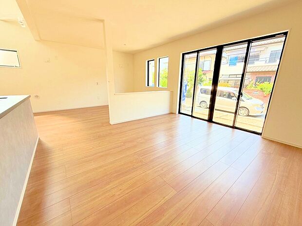 窓から注ぐ明るい陽差しが、広々としたＬＤＫを演出。