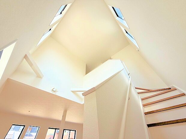 吹抜を設け、豊かな光が差し込みます。