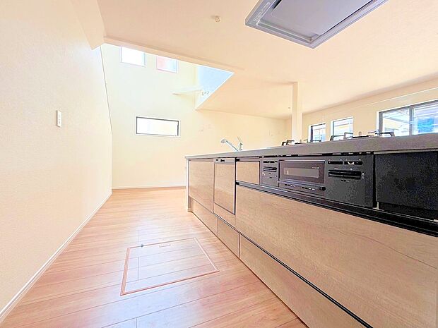 使い易いシステムキッチンで作られる料理で今日も食卓は笑顔いっぱい。