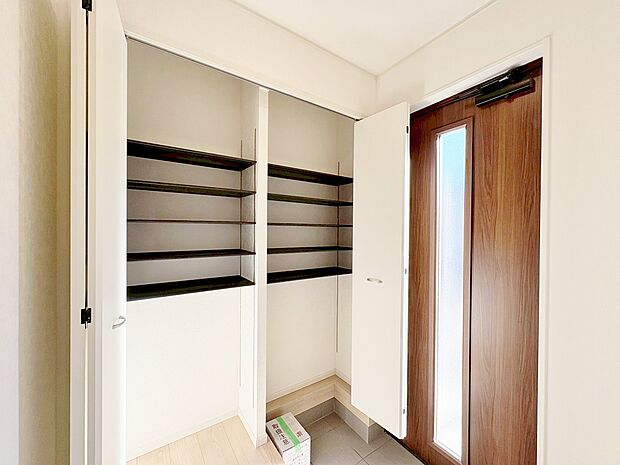 増える靴もたっぷり収納可能。片付いた玄関でおもてなし。