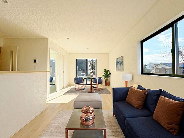 リビング横に和室がある間取りで落ち着いた中でゆったりと寛げます。※現況の物件写真にＣＧによる画像処理がされています。