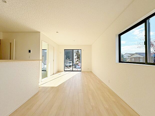 リビング横に和室がある間取りで落ち着いた中でゆったりと寛げます。