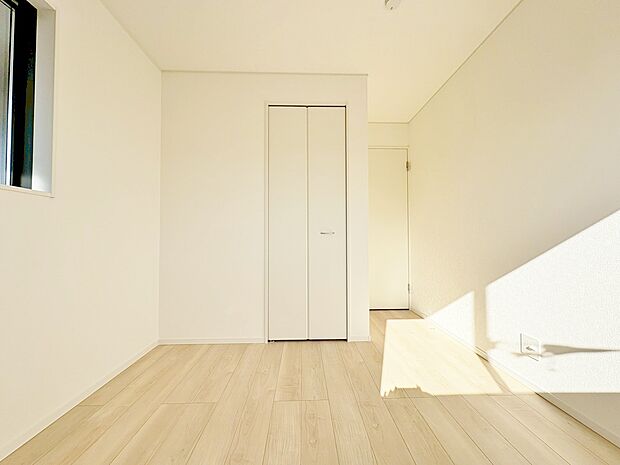 朝は自然光が差し込みスッキリと目覚めそうです。