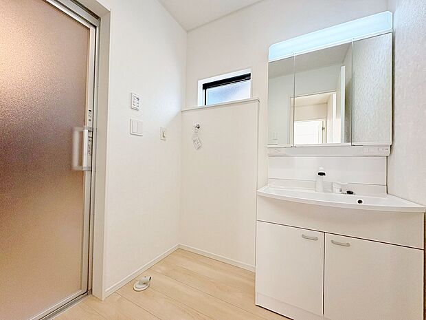 ホワイトを基調にまとめた脱衣所内は清潔感あふれる空間。