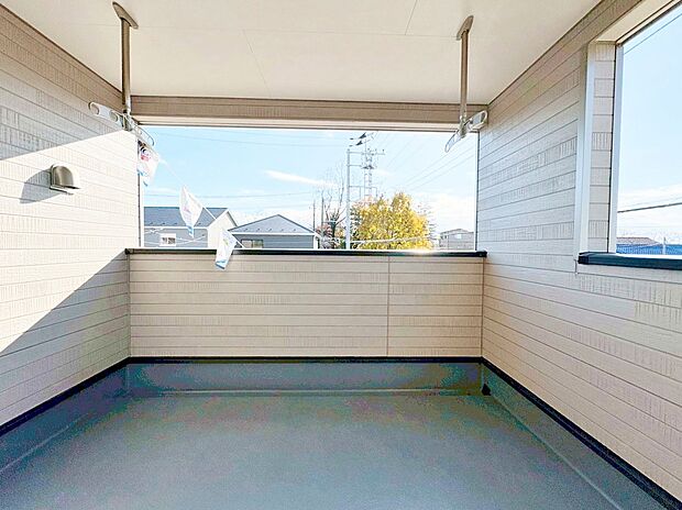 ルーフバルコニーは時間や天候に左右されずに洗濯物を干せます。