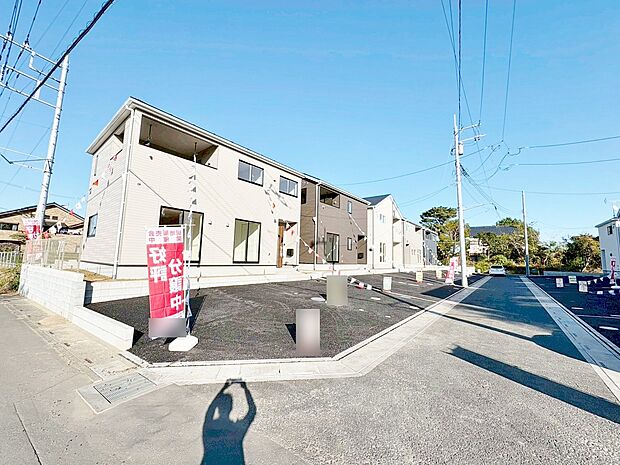 手前が当物件です。洗練されたデザインの外観が街並みに彩りを演出します。