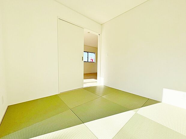 リビングに隣接した和室には穏やかな空気が流れています。