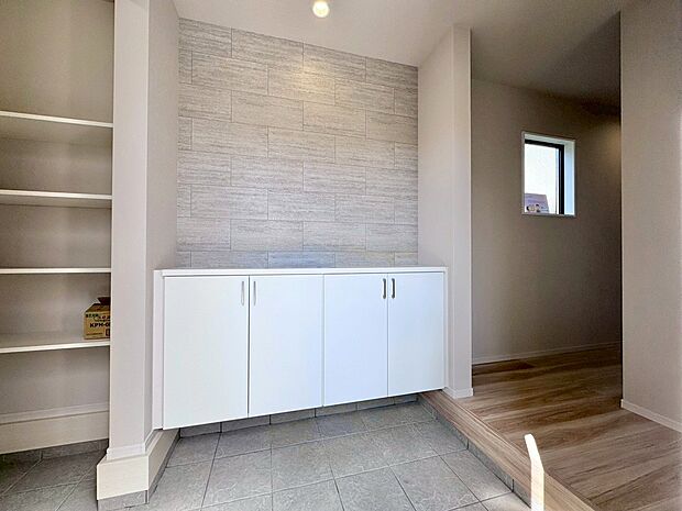 SICを備えた玄関です。季飾のお花やグリーンを飾ってマイホームを創り上げてください。