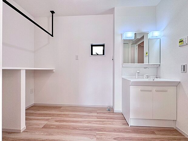 キッチンのそばに設けた洗面室にはカウンターと室内干しスペース付き。