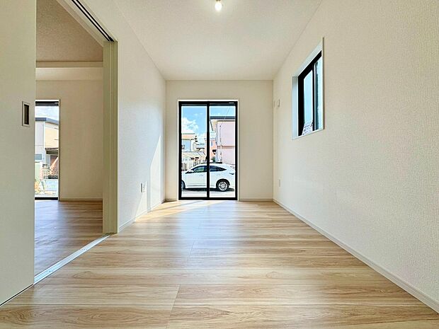 ゲストルームとしても活躍する洋室です。玄関ホールからも行き来できます。