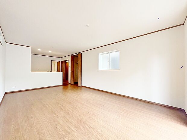 開放的なリビングは心地よい光と風に満ち溢れ家族が自然と集まる場所へ。