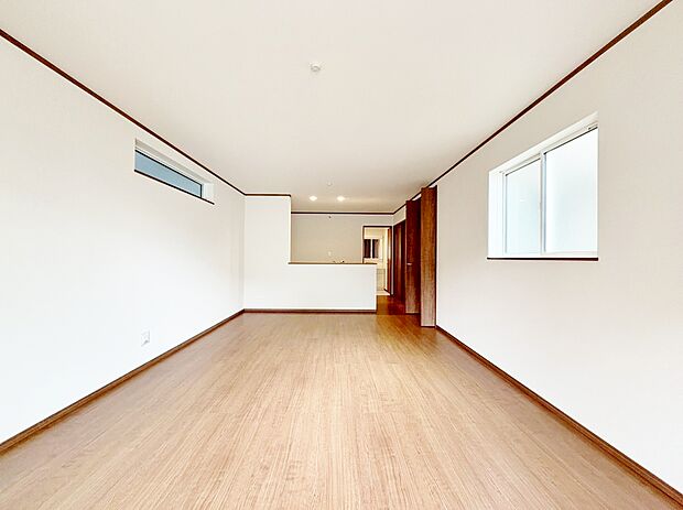 室内には豊かな陽光が注ぎ込み、爽やかな住空間を演出。