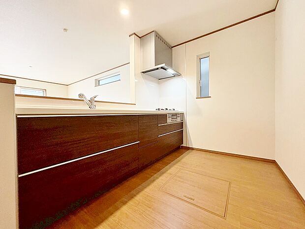 収納も多く、大きな鍋やフライパン、調味料などもスッキリ片付きます。