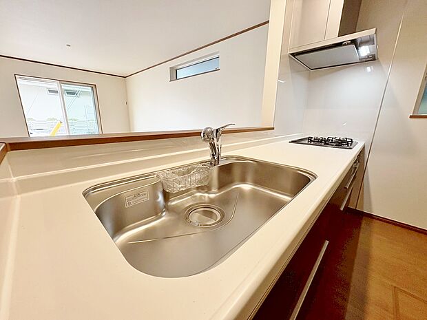 キッチンからリビング全体を見渡せます。