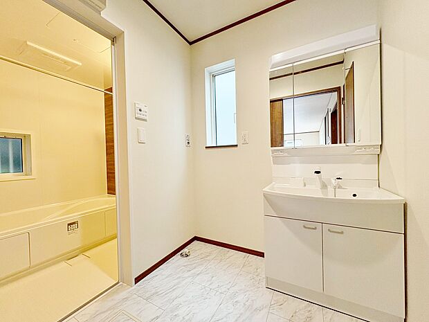 湿気がこもりやすい洗面所には窓があり換気がしっかり行えます。